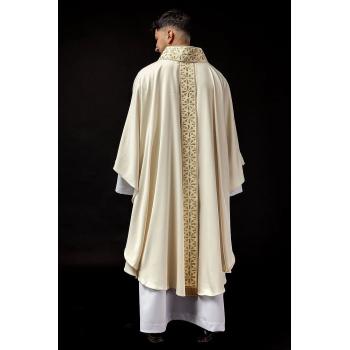 Fehér hímzett miseruha fényes hímzéssel